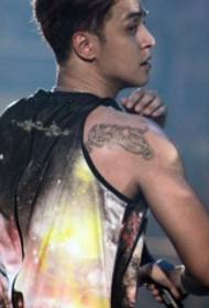 Luo Zhixiang's shoulder stabbed himself and his parents' English tattoo designs
