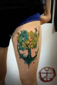 Ženské nohy farebné čerstvé tetovanie veľký strom vzor