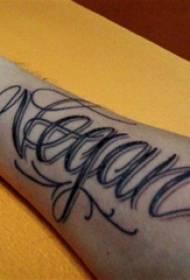Boy's arm op swartgrys skets punt doring vaardigheid oorheersend blomme liggaam Engels tattoo foto