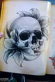 Motif de tatouage de crâne de Lily