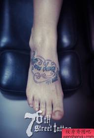 Popularni cvjetni uzorak tetovaža za stopala za djevojčice