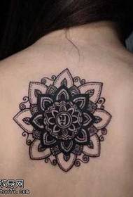 Pragtige blomme totem tatoeëring op die rug