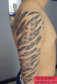 Roku klasiskais asarošanas efekts - sanskrita tetovējums