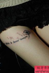 Κορίτσια πόδια δημοφιλή με όμορφα γράμματα και τα σχέδια τατουάζ πικραλίδα