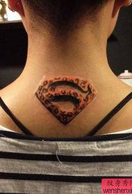 Alternativna klasična tetovaža logotipa s leopard supermanom na leđima