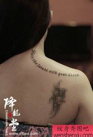 Un mudellu simplice di tatuaggi di tatuaggi di fiori nantu à e spalle di e donne