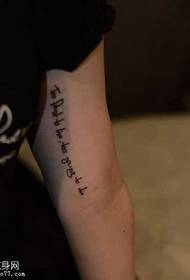 Model de tatuaj al alfabetului englezesc inspirat din braț