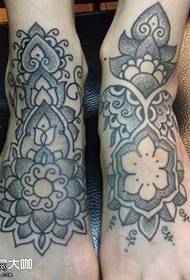 Model de tatuaj cu totem de viță de vie de flori de picior