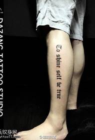 Tauira tattoo Ingarihi Gothic i runga i te kuao kau