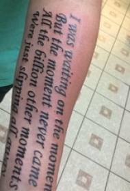 Дјечакова рука на црној линији литерарно осјетљиво цвјетно тијело енглеске тетоваже илустрације