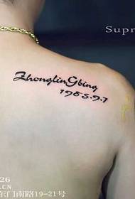 Na ramenu engleski uzorak tetovaža