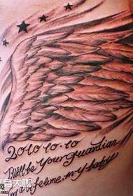 Angļu tetovējums ar vidukļa spārniem