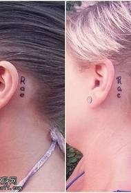 Mažo simbolio tatuiruotės modelis už ausies