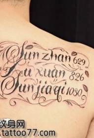 Krásné klasické písmeno tetování na rameni