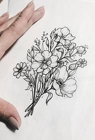Garis bunga segar kecil tato tato tato naskah