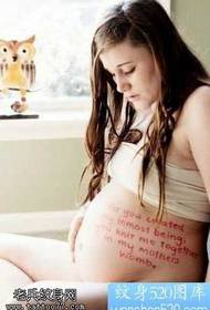 Стильная английская татуировка беременной женщины