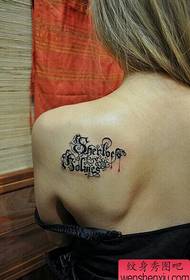 Όμορφο κορίτσι με ένα ωραίο μοτίβο τατουάζ gothic
