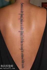 Gyönyörű angol ábécé tetoválás a hátán