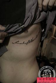 Ljepota na prsima popularna je abeceda tetovaža uzorak
