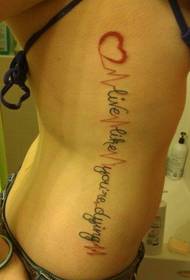 Tyttö puolella vyötärö kirjaimet cardiogram tatuointi malli