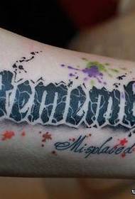 Arm et sprukket brev i gotisk stil pluss tatoveringsmønster for blekkstråleeffekt