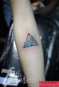 팔 아름다운 삼각형 별이 빛나는 하늘 문신 패턴