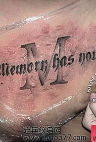 Populaire borstmerk gebarsten tekst tattoo patroon