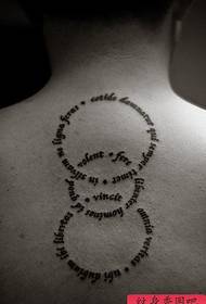 Gyönyörű gótikus tetoválás mintás a hátán