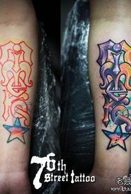 Arm maganda ang sikat sa pattern ng color letter na tattoo