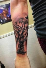 Zēnu rokas uz melni pelēkas skices Sting padomi Radoša koka tetovējums attēls