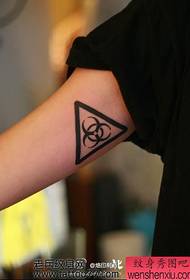 Trazo de tatuaxe icono bioquímica de brazo