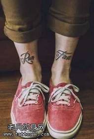 Мода на нозете Англиски тетоважа шема