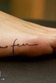 dugačak engleski uzorak tetovaža na nogama