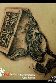 Vira antaŭa brusto klasika populara sigelo ĉina karaktero tatuaje ŝablono
