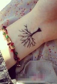 Γυναίκα καρπό σε μαύρο γραμμή δημιουργική εικόνα δέντρο τατουάζ ζωή
