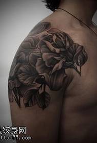 Padrão de tatuagem floral realista cinza ombro preto