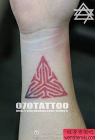 Braț model de tatuaj triunghi simplu și frumos