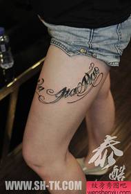 Fermosas tatuaxes de flores femininas nas pernas das nenas