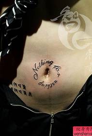 Bonic tatuatge del ventre al ventre d’una bella dona