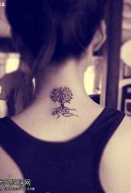 Kaip mažas šviežio juodo medžio tatuiruotės raštas