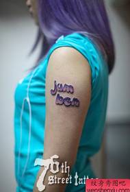 Brațul fetei rafinat popular model de tatuaj cu scrisori de picătură de apă
