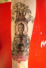 Patrún tattoo ocrach Buddha faoin gcrann