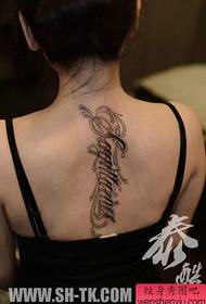 Prekrasan i popularan uzorak tetovaže cvjetne abecede na leđima djevojke