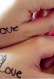Tytöt luovuttavat LOVE English tattoo-kuvia