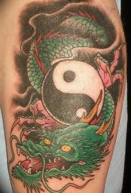 chismes de yin y yang con un patrón de tatuaje de dragón verde