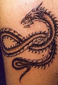 Patrón de tatuaxe de personalidade negra de dragón