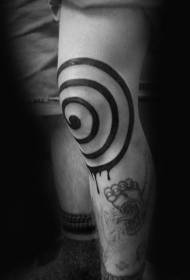 коляно черна линия хипноза символ татуировка модел