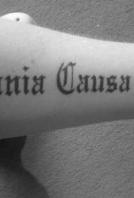 lengan corak tato bunga corak hitam