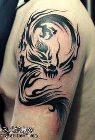 rankos drakono totemo tatuiruotės modelis