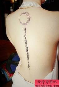 Meitene mugurkaula vēstules tetovējums ilustrācija